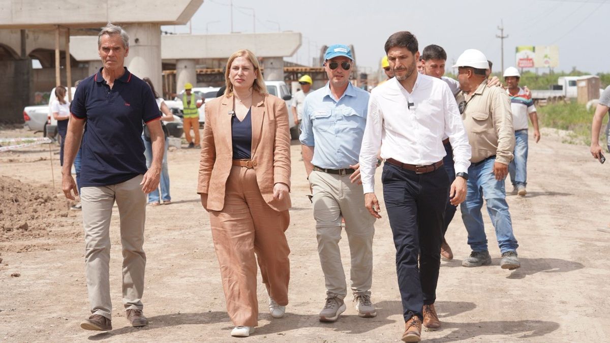 Lisandro Enrico junto al gobernador Maximiliano Pullaro durante una recorrida por las obras del nuevo puente entre Santa Fe y Santo Tom&eacute;.