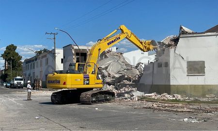 La demolición de lo que quedó de la estructura comenzó en horas de la siesta de este lunes. La demolición de lo que quedó de la estructura comenzó en horas de la siesta de este lunes.