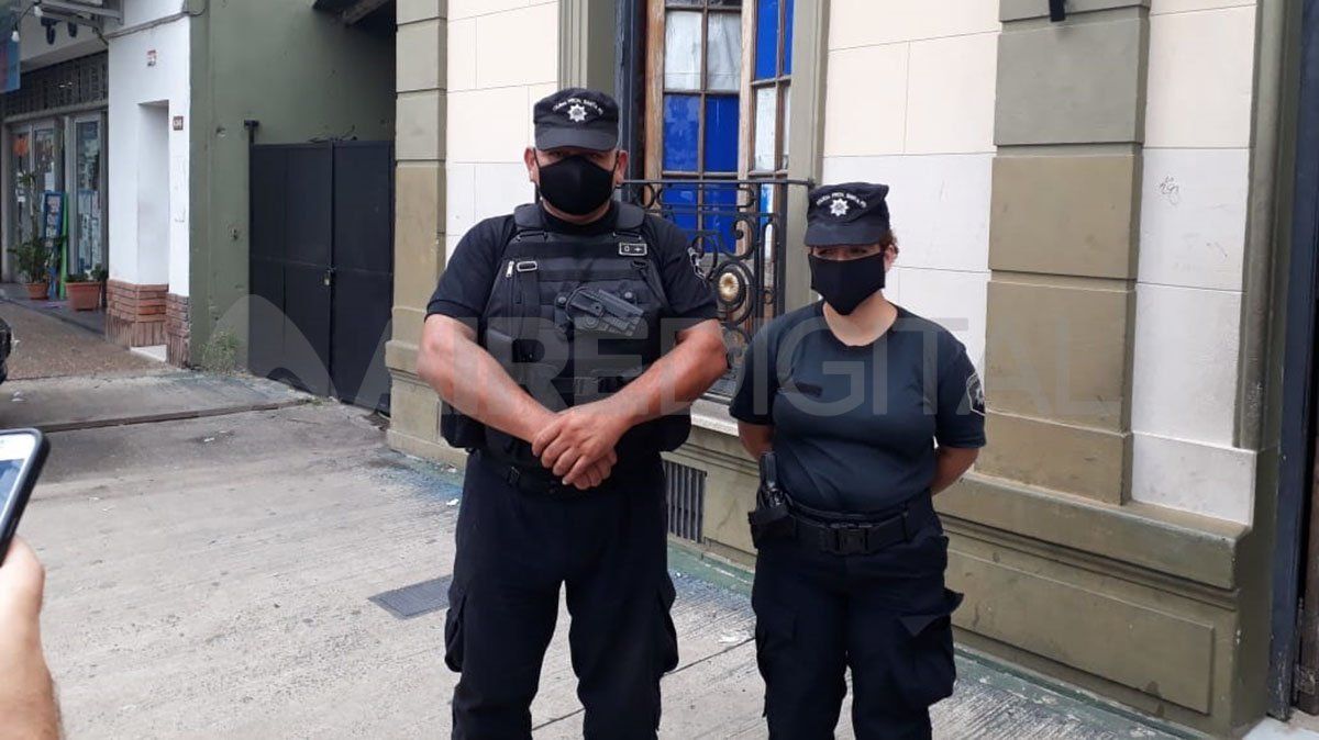 El subinspector Cristian Katramiz y la suboficial Yael Dannunzio, que ayudaron a la joven a parir este miércoles en una comisaría.