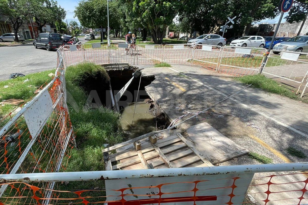 El socavón sigue expandiéndose y amenaza con tragarse parte del asfalto de la bicisenda.