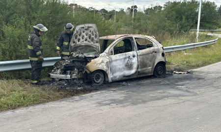 Auto incendiado en Circunvalación Oeste. Auto incendiado en Circunvalación Oeste.