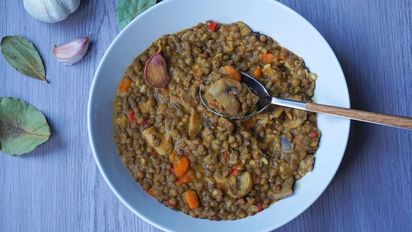 Guiso de lentejas vegano: el plato perfecto para combatir el frío de modo sano