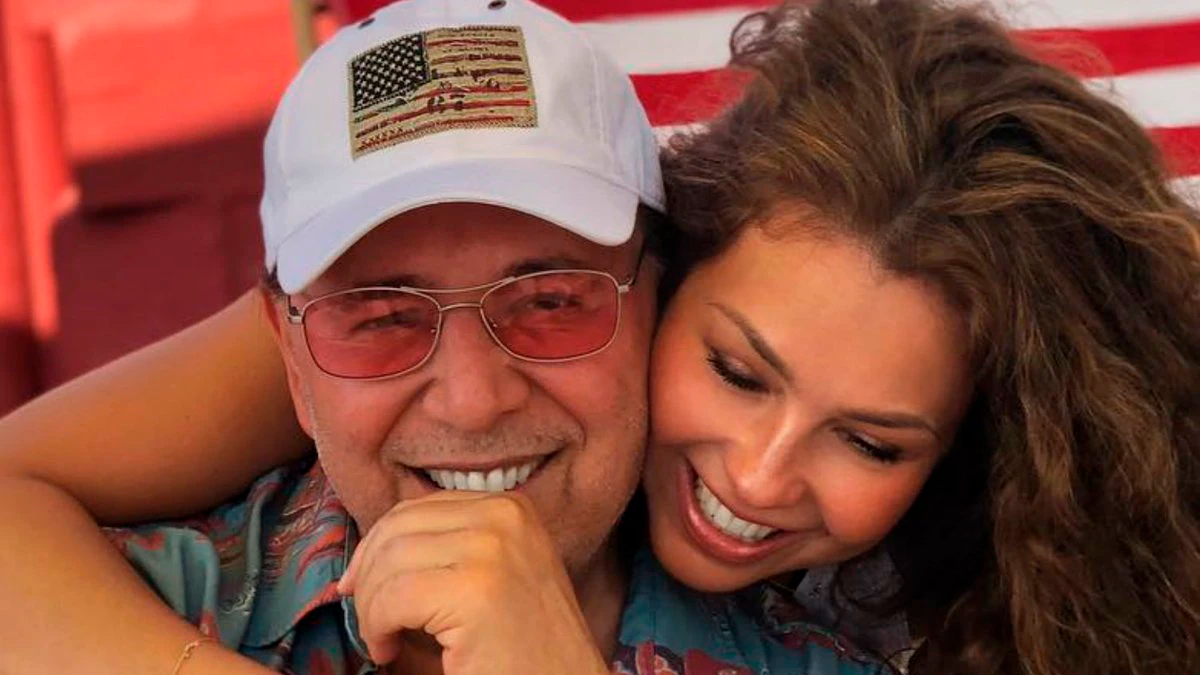 La familia de Thalía ha disfrutado de unos días de relajamiento en su casa en la playa en Estados Unidos. La protagonista de “María la del Barrio” ha compartido algunas fotos que muestran lo bien que la ha pasado. Una de sus fotos que más ha gustado es en donde aparece tomando champagne muy feliz con una camisola blanca y sombrero beige.