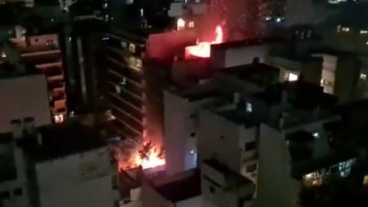 El fuego se desató cerca de las 23.40 en un departamento del piso 22 de un inmueble ubicado en calle Palpa 2390.