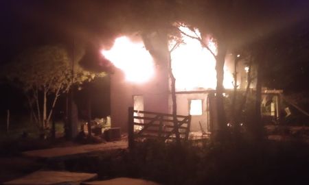Así lucía la vivienda al momento del incendio. Así lucía la vivienda al momento del incendio.