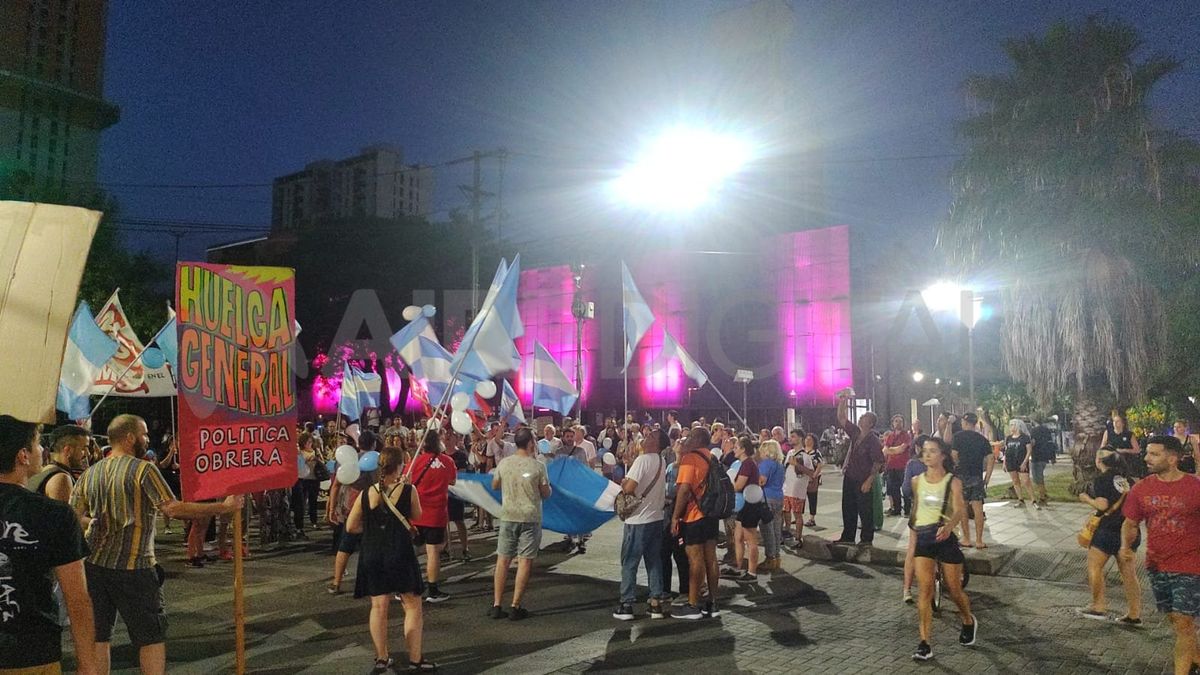 Un nuevo cacerolazo se realizó este jueves por la noche en la ciudad de Santa Fe en contra de las medidas de Javier Milei.