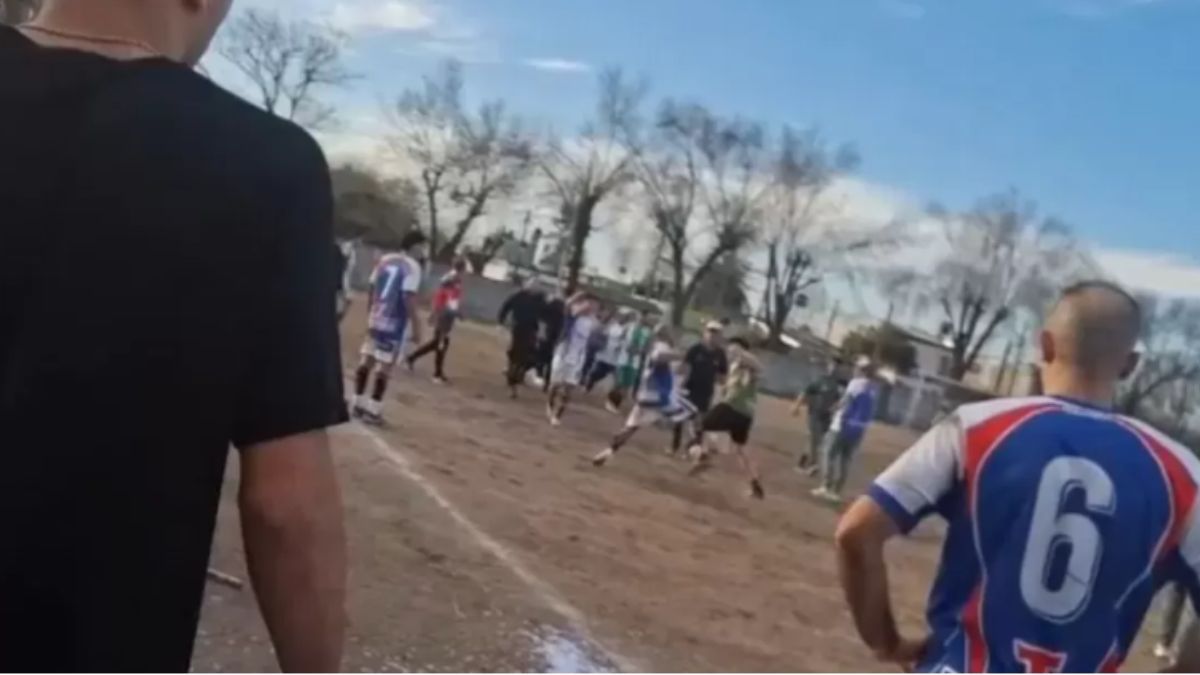 Escándalo en el clásico de la Liga Sanlorencina con golpes de puños y balas de goma