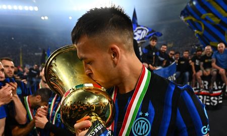 Lautaro Martínez besando el trofeo tras ganar la Coppa Italia. Lautaro Martínez besando el trofeo tras ganar la Coppa Italia.