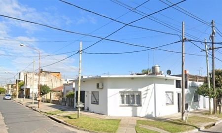 Balean a un policía que se tiroteó con ladrones que le robaron el auto en Isidro Casanova Balean a un policía que se tiroteó con ladrones que le robaron el auto en Isidro Casanova