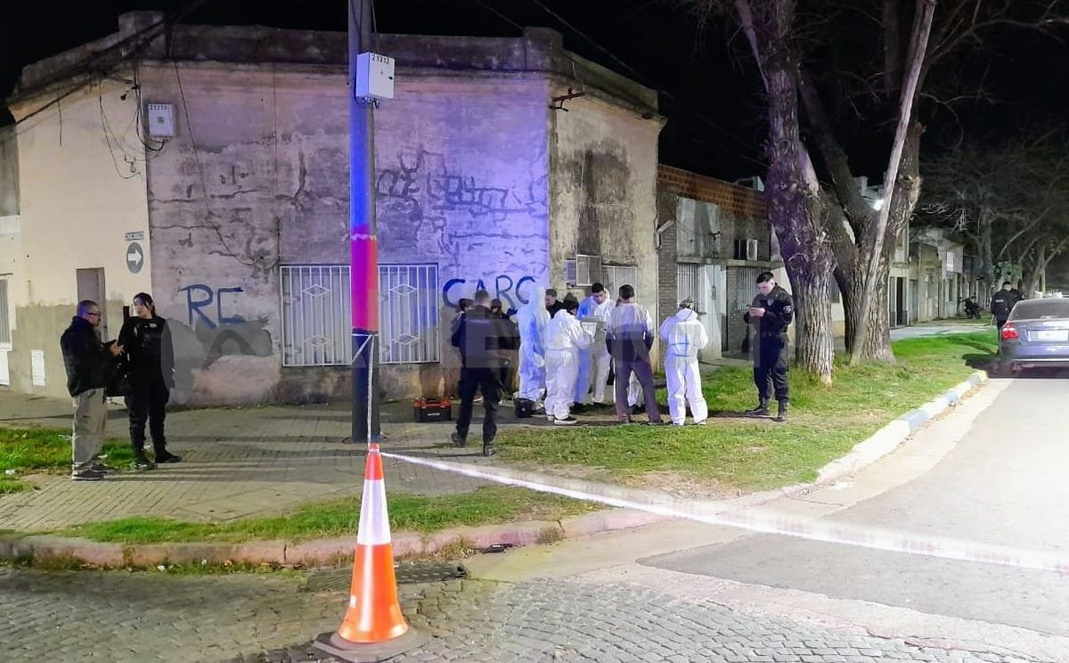 Un joven murió en Rosario y un adolescente se encuentra peleando por su vida tras un ataque a balazos en el barrio República de la Sexta.