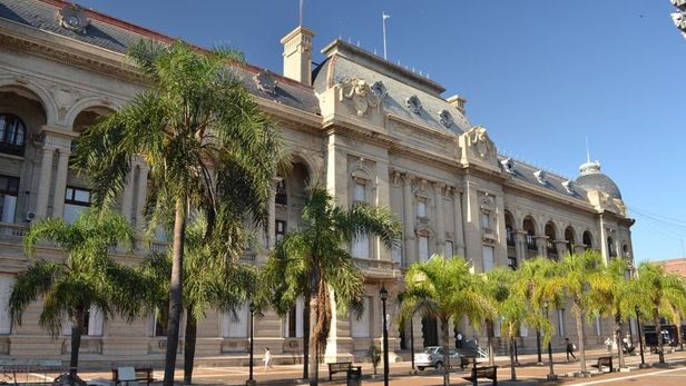 Ante el escenario dispar respecto a la aceptación o el rechazo a la oferta de aumento salarial presentado por el gobierno de Santa Fe, la administración provincial resolvió trasladar el incremento propuesto a todos los sectores.