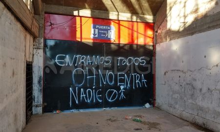 Este domingo se recrudeció la interna de la barra del Club Atlético Colón luego de que personas no identificadas hayan pintado una frase amenazante en uno de los accesos al estadio sabalero. Este domingo se recrudeció la interna de la barra del Club Atlético Colón luego de que personas no identificadas hayan pintado una frase amenazante en uno de los accesos al estadio sabalero.
