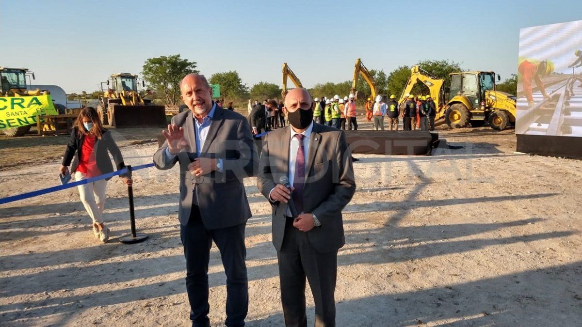Perotti destacó la millonaria inversión para las obras. “Esa millonaria inversión se hace en territorio de la provincia de Santa Fe. Las vías más modernas de la Argentina están en nuestra provincia”, resaltó.