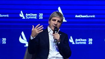 Caputo dio detalles sobre las medidas que analiza el gobierno para sacar los dólares del colchón