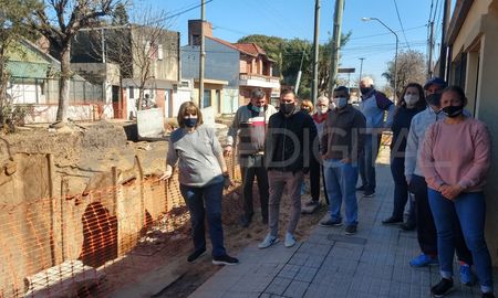 Vecinos de barrio San Martín reclaman por la paralización de la obra del desagüe Espora. Vecinos de barrio San Martín reclaman por la paralización de la obra del desagüe Espora.