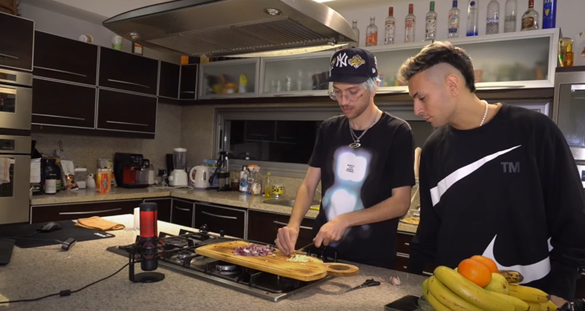 Coscu hizo un stream en colaboración con Bhavi en la cocina de su casa. Coscu hizo un stream en colaboración con Bhavi en la cocina de su casa.
