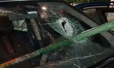 Le arrojaron un caño en el parabrisas Le arrojaron un caño en el parabrisas