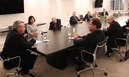 El presidente se reunió en Olivos con el gobernador de Santa Fe, Omar Perotti; el ministro de Producción, Matías Kulfas; el ministro de Agricultura, Luis Basterra; y la secretaria Legal y Técnica, Vilma Ibarra. El presidente se reunió en Olivos con el gobernador de Santa Fe, Omar Perotti; el ministro de Producción, Matías Kulfas; el ministro de Agricultura, Luis Basterra; y la secretaria Legal y Técnica, Vilma Ibarra.