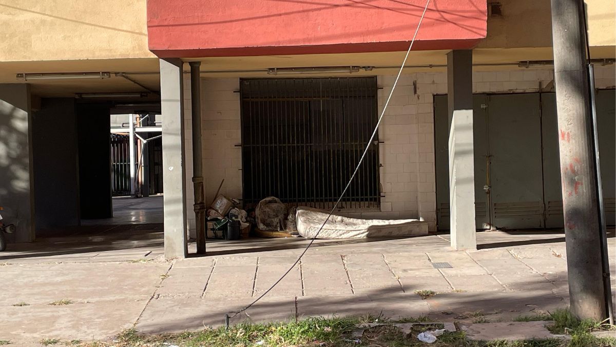 En las imágenes se pueden apreciar cómo estas personas duermen en colchones en las galerías de acceso a las torres del barrio. En las imágenes se pueden apreciar cómo estas personas duermen en colchones en las galerías de acceso a las torres del barrio.
