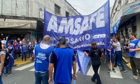 Los docentes estatales nucleados en Amsafé comenzaron a votar en las escuelas de Santa Fe si aceptan o rechazan la oferta de aumento salarial presentada este lunes por el gobierno. Los docentes estatales nucleados en Amsafé comenzaron a votar en las escuelas de Santa Fe si aceptan o rechazan la oferta de aumento salarial presentada este lunes por el gobierno.