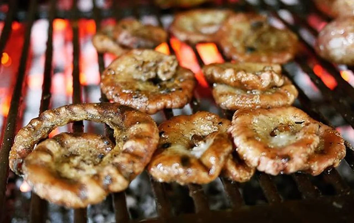 Chinchulines marinados con limón y sal.