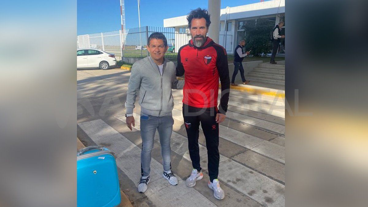 Luis Miguel Rodríguez llegó a Santa Fe este lunes para unirse a los festejos por el primer campeonato de Colón y fue recibido en el aeropuerto por el DT sabalero.