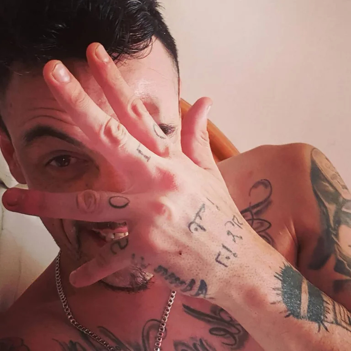 Tito, cantante de La Liga, está acusado de abusar sexualmente de una menor.