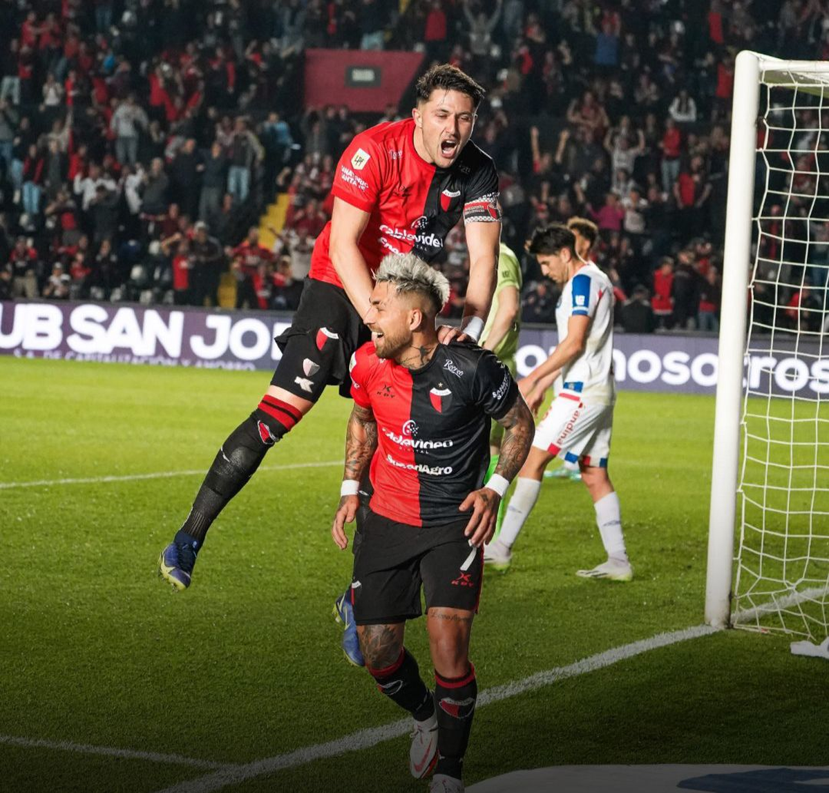 Damián Batallini convirtió el 2-1 de Colón frente a Argentinos. Damián Batallini convirtió el 2-1 de Colón frente a Argentinos.