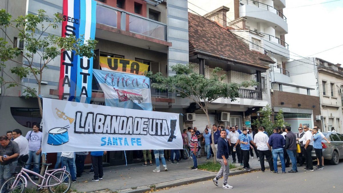 Los choferes de colectivos de Santa Fe marcharon a Casa de Gobierno este martes en medio del paro. 