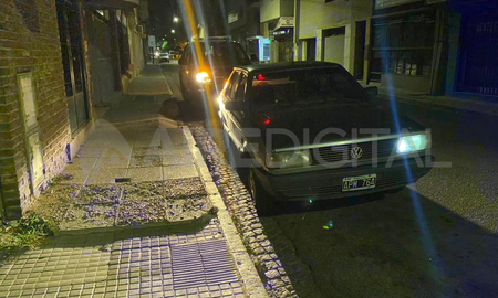 El auto en el que estaba la víctima quedó en el lugar del crimen en marcha y con las luces encendidas. El auto en el que estaba la víctima quedó en el lugar del crimen en marcha y con las luces encendidas.