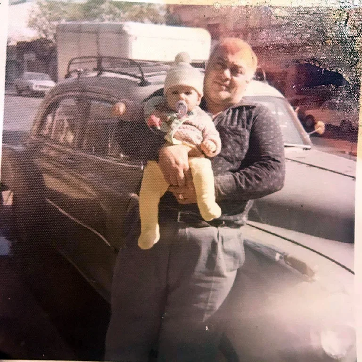 José María Muscari en brazos de su papá, en 1977.