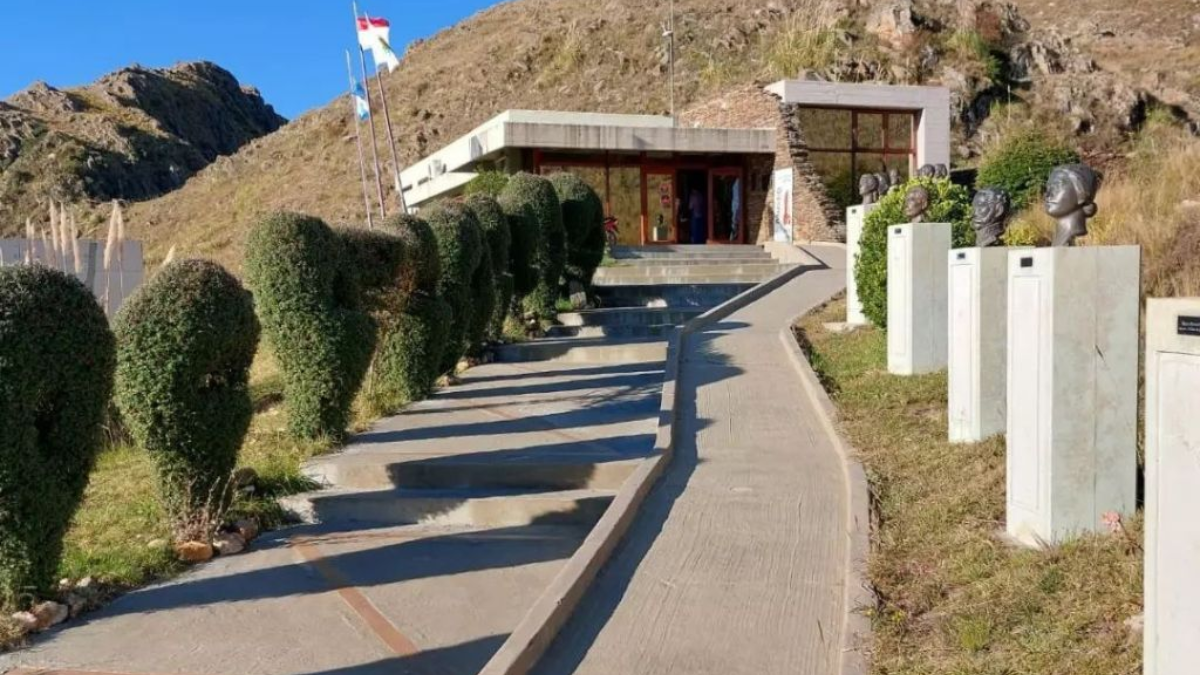 Dentro de La Carolina, se encuentra el Museo de la Poesía Juan Crisóstomo Lafinur. Dentro de La Carolina, se encuentra el Museo de la Poesía Juan Crisóstomo Lafinur.