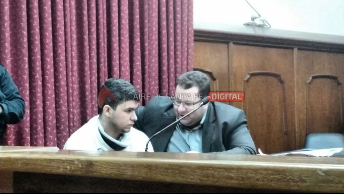 Libero, cuando fue detenido por una causa en Santa Fe, junto con su entonces abogado. Libero, cuando fue detenido por una causa en Santa Fe, junto con su entonces abogado.