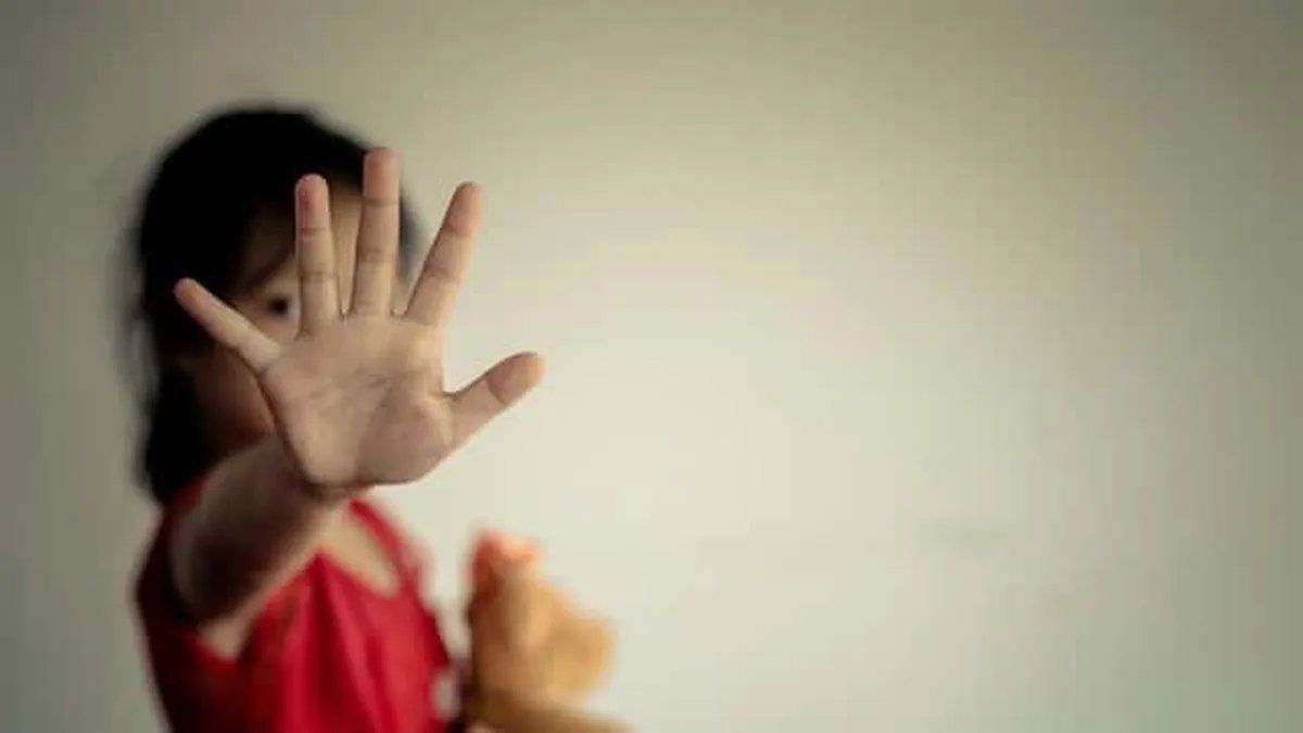 Una menor se bajó de una moto en movimiento para escapar de su padre quien la estaba abusando