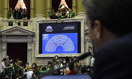 Once diputados santafesinos votaron a favor de la legalización del aborto y ocho en contra. Once diputados santafesinos votaron a favor de la legalización del aborto y ocho en contra.
