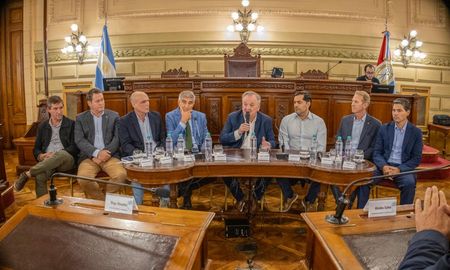 Senadores, ministros provinciales y trabajadores mantuvieron este miércoles una reunión en el recinto del Senado de Santa Fe para analizar la situación de la empresa Lácteos Verónica. Senadores, ministros provinciales y trabajadores mantuvieron este miércoles una reunión en el recinto del Senado de Santa Fe para analizar la situación de la empresa Lácteos Verónica.