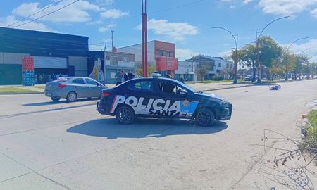 fuerte choque entre una moto y un auto en avenida penaloza: una mujer fue hospitalizada fuerte choque entre una moto y un auto en avenida penaloza: una mujer fue hospitalizada