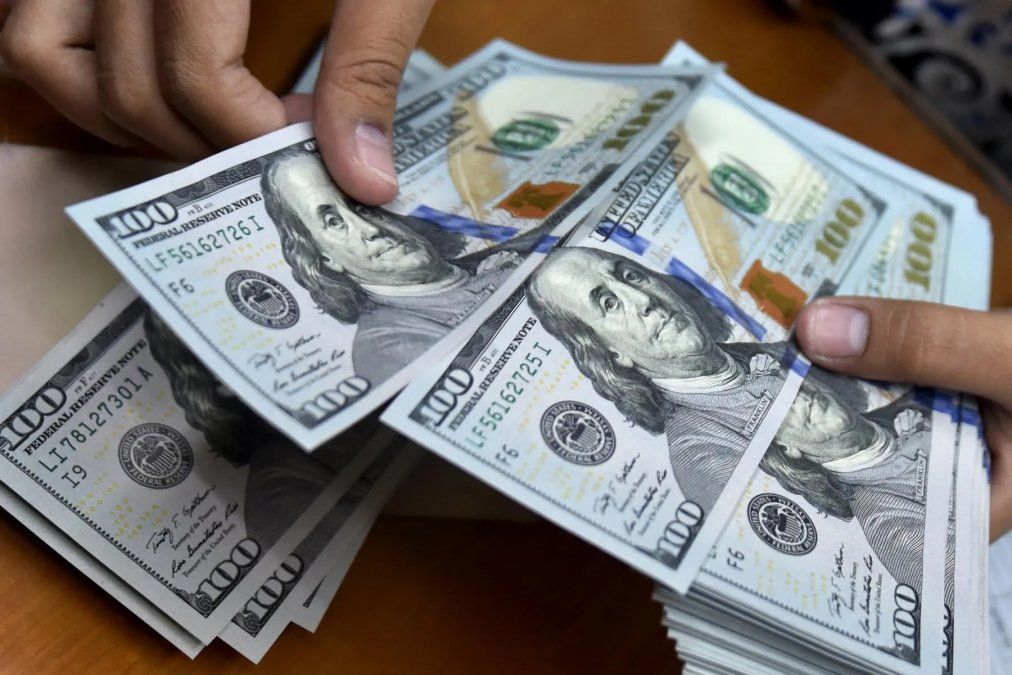 En un escenario de nerviosismo financiero, el dólar blue volvió a superar la línea de los $200.