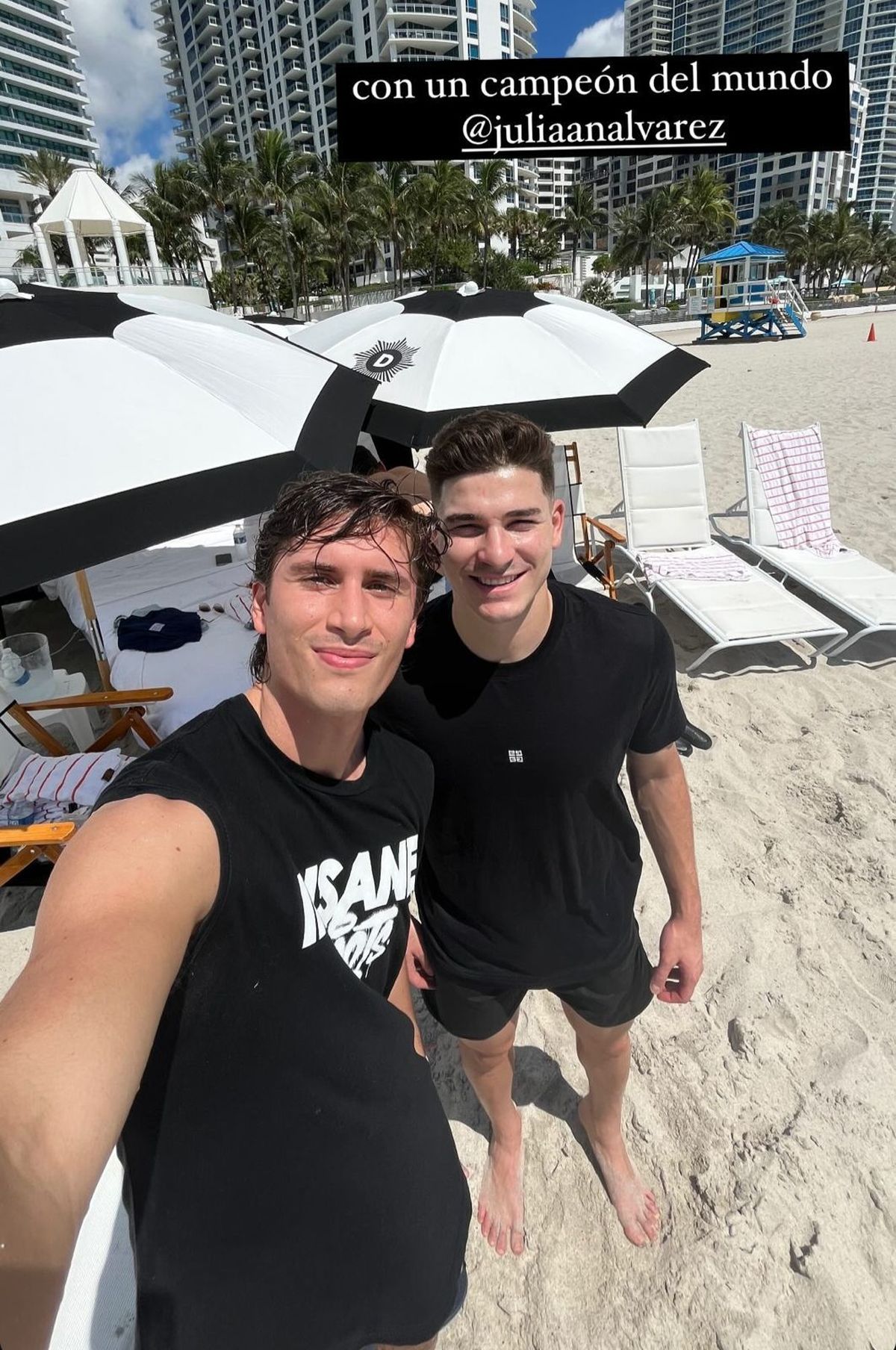 Es santafesino, fue a ver la Copa América y ¡se cruzó con Julián Álvarez en la playa!