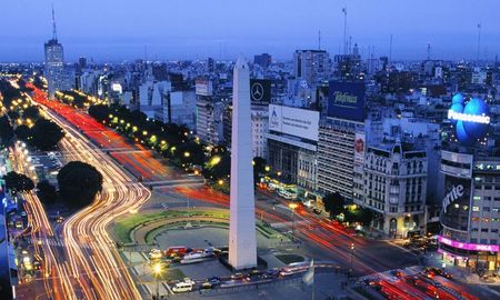 El reconocimiento internacional destaca la oferta de casi 300 teatros y 380 librerías como un motor cultural que supera a las grandes capitales del norte. El reconocimiento internacional destaca la oferta de casi 300 teatros y 380 librerías como un motor cultural que supera a las grandes capitales del norte.