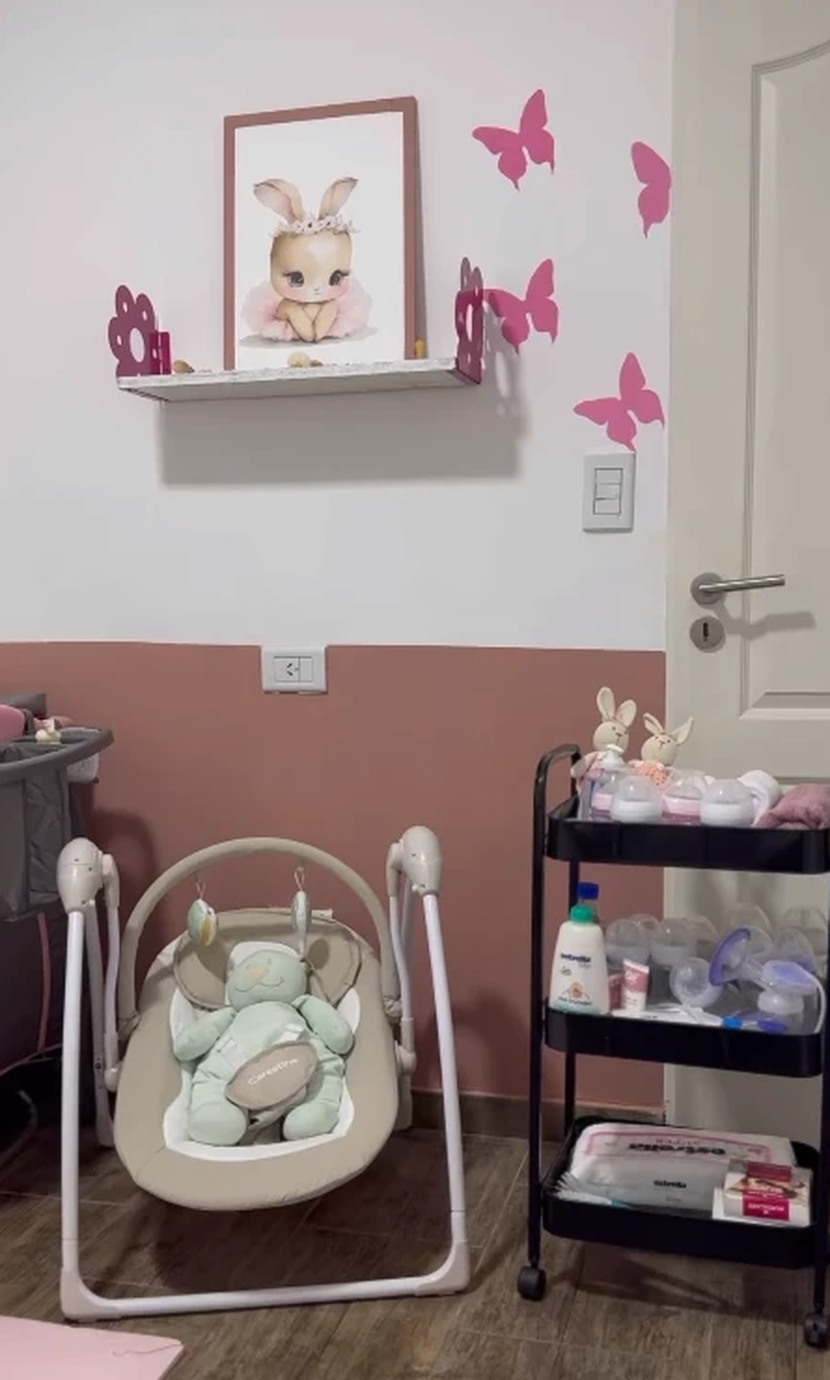 El cuarto está decorado en tonalidades de rosado. El cuarto está decorado en tonalidades de rosado.