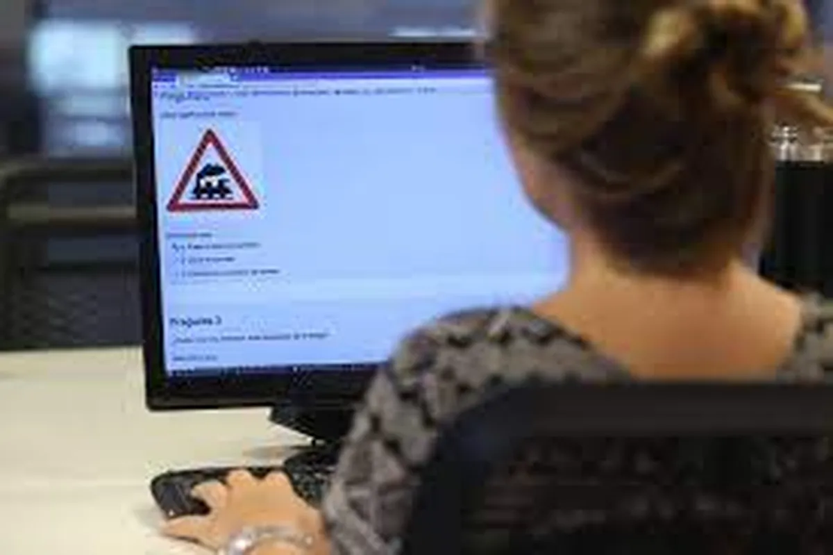 Examen teórico: es una de las instancias que deben aprobar los aspirantes para obtener la licencia de conducir. Examen teórico: es una de las instancias que deben aprobar los aspirantes para obtener la licencia de conducir.