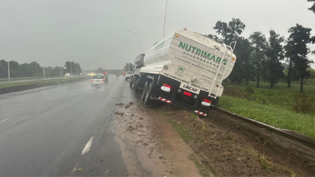 El camión despistó y terminó semivolcado sobre la Autopista Rosario - Santa Fe.