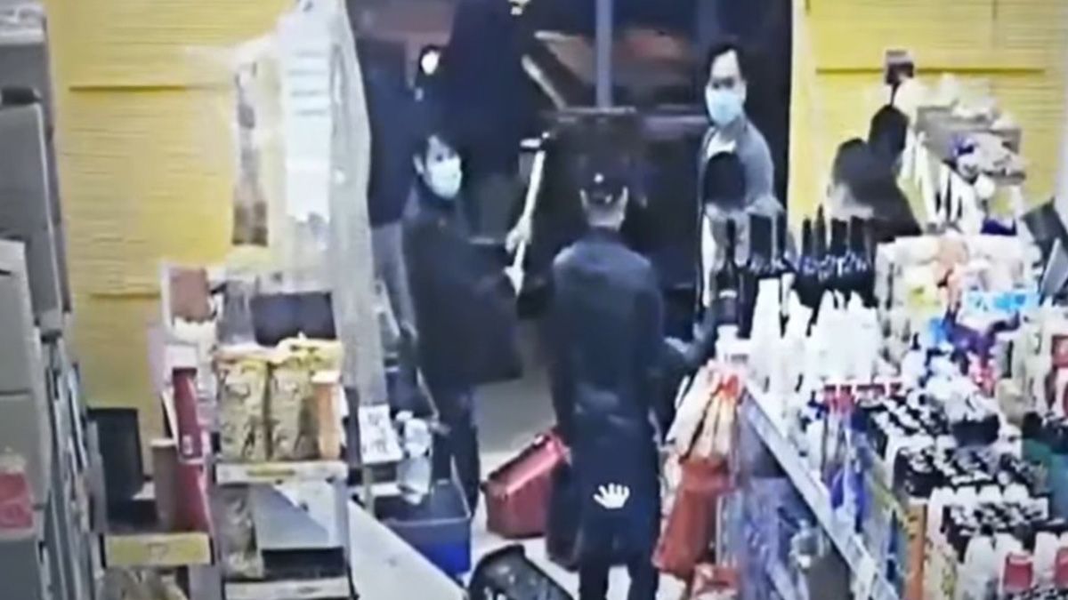 Video: así fue el ataque de la mafia china al dueño de un supermercado