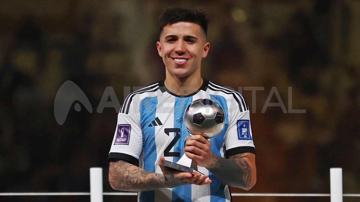 Enzo Fernández posa con el trofeo a Mejor Jugador Joven del Mundial Qatar 2022.