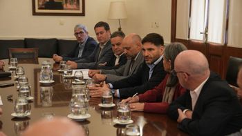 En un nuevo encuentro de la Mesa Productiva se analizaron alternativas para concesionar la terminal a un operador privado con inversión y metas de carga, manteniendo el control estatal.&nbsp;