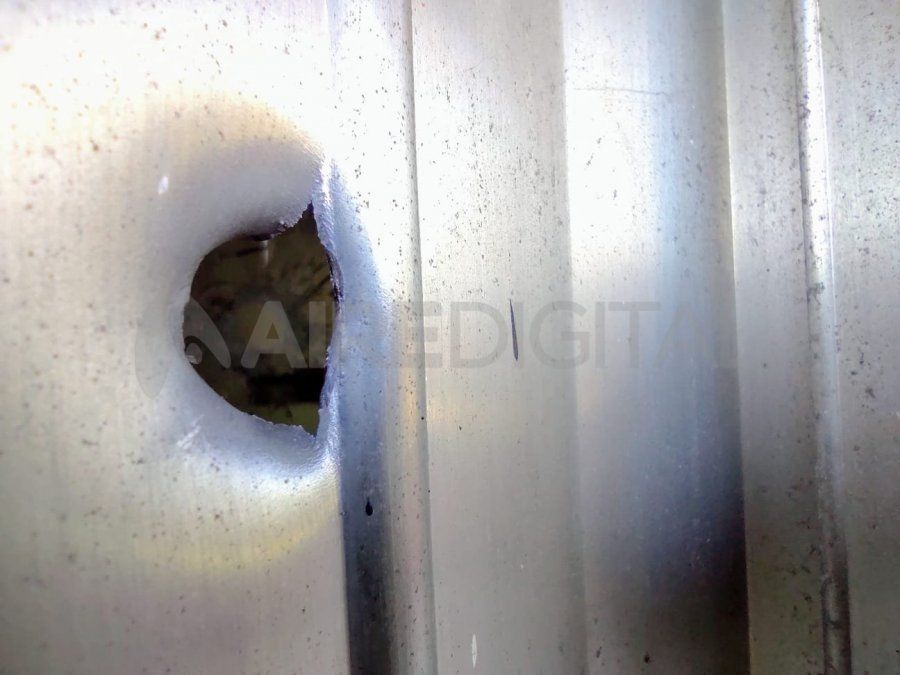 Uno de los impactos de bala en la sede que se produjeron durante el partido entre Colón y Godoy Cruz.