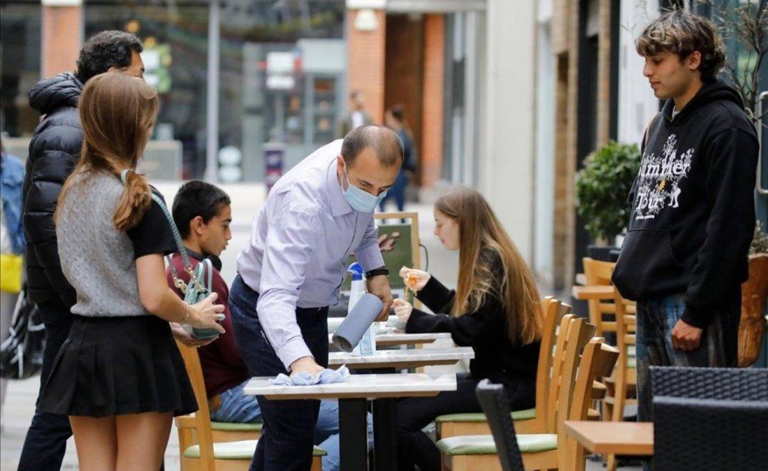 Especialistas advirtieron este martes que no hay ninguna razón para que no ocurra en la Argentina una segunda ola de coronavirus como sucedió en Europa y recomendaron continuar con las medidas de prevención porque la situación sanitaria se podría complicar en mayo y junio.