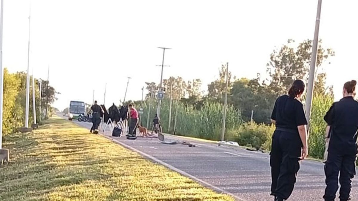 Personal policial en el lugar donde se dio el impacto de los vehículos. El tránsito quedó restringido.&nbsp;