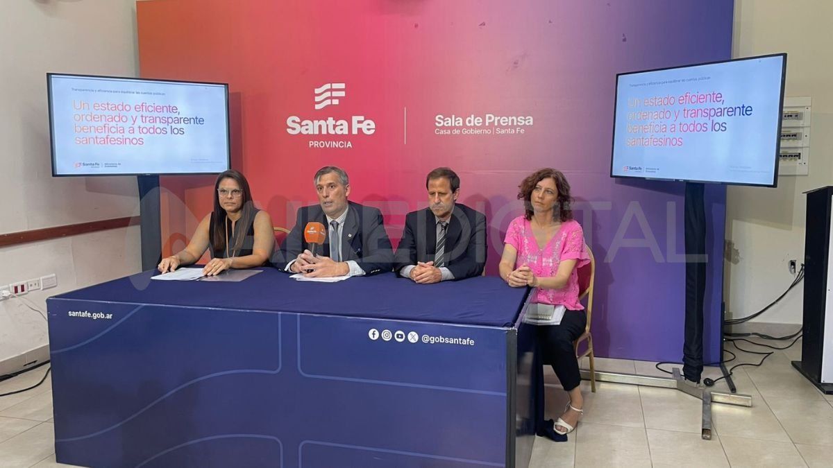 El ministro resaltó que Santa Fe es la provincia con menor nivel de deuda del país, con un stock a pagar que representa menos de un mes de recursos provinciales. El ministro resaltó que Santa Fe es la provincia con menor nivel de deuda del país, con un stock a pagar que representa menos de un mes de recursos provinciales.